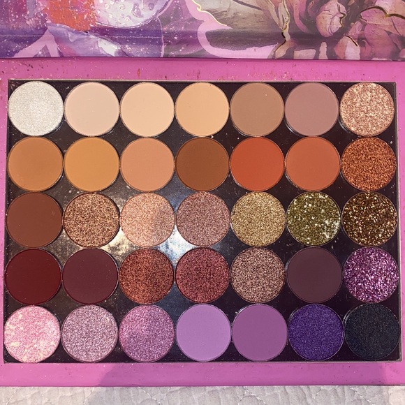 Assorted eyeshadow palette tins in magnetic case - Picture 2 of 2